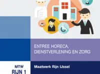 Omslag van het leerwerkboek met de titel 'Maatwerk Rijnijssel: Horeca en dienstverlening & zorg'