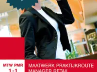 Omslag van het leerwerkboek met de titel 'Maatwerk Praktijkroute Manager Retail: Klantenreis 1'