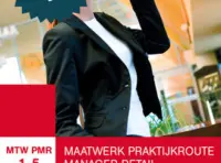 Omslag van het leerwerkboek met de titel 'Maatwerk Praktijkroute Manager Retail: Ontwikkelingen 1'